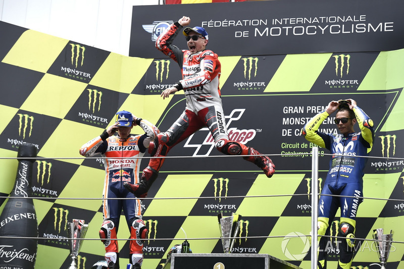 Podio: el segundo clasificado Marc Marquez, Repsol Honda Team, el ganador de la carrera Jorge Lorenzo, Ducati Team, y el tercero Valentino Rossi, Yamaha Factory Racing