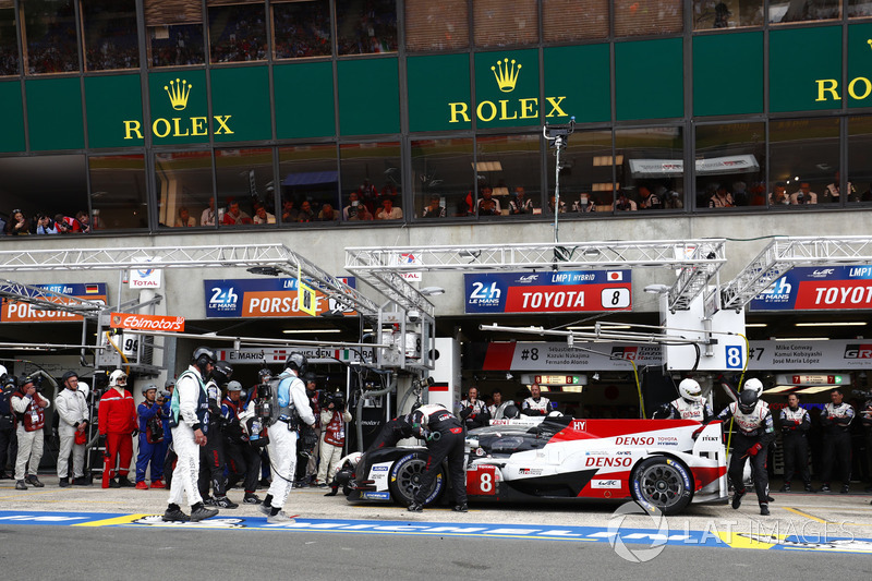 #8 Toyota Gazoo Racing Toyota TS050: Kazuki Nakajima, pit stop