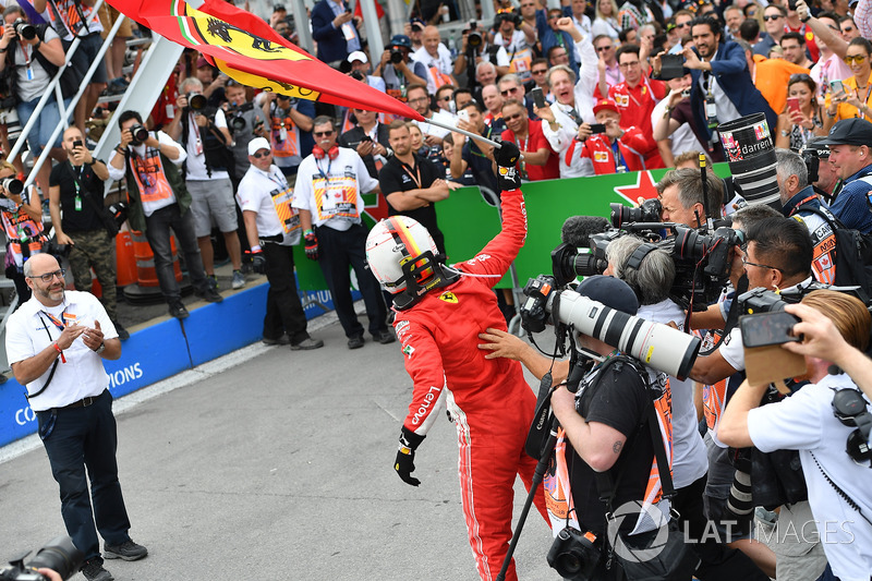 Le vainqueur Sebastian Vettel, Ferrari fête sa victoire dans le Parc Fermé