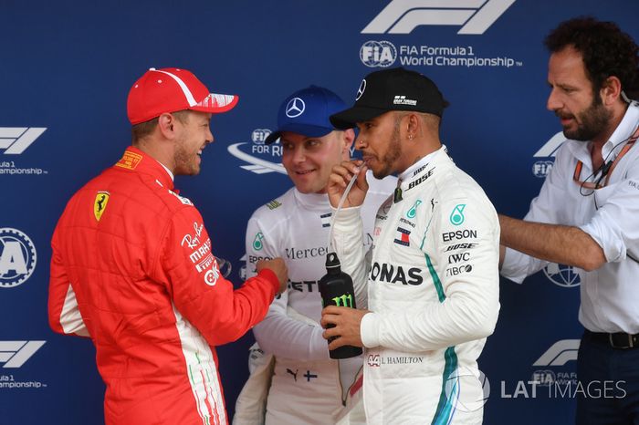 Sebastian Vettel, Ferrari, Valtteri Bottas, Mercedes-AMG F1, Lewis Hamilton, Mercedes-AMG F1 y Matteo Bonciani, FIA delegado de medios de FIA en parc ferme