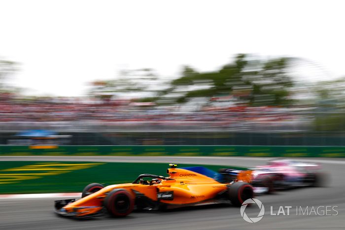 Stoffel Vandoorne, McLaren MCL33, por delante de un Force India