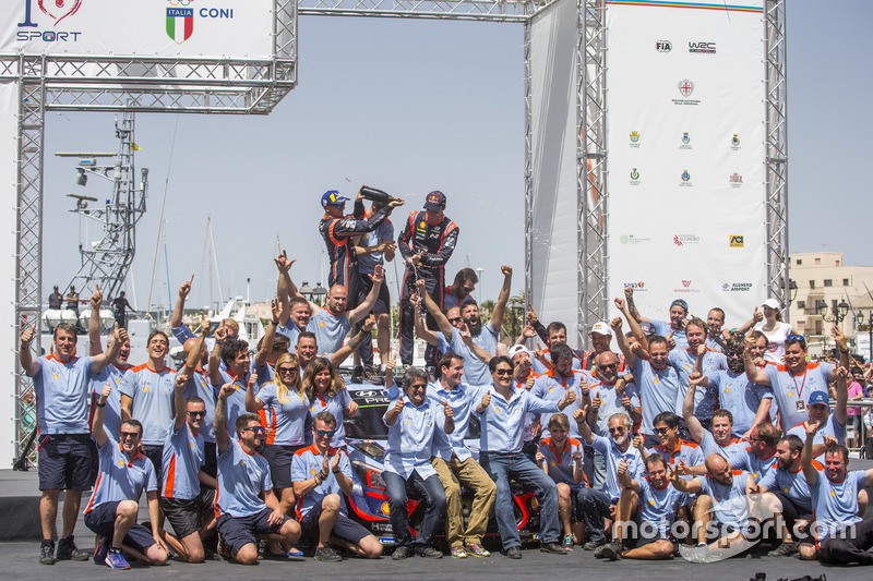 I vincitori Thierry Neuville, Nicolas Gilsoul, Hyundai Motorsport Hyundai i20 Coupe WRC, con il team