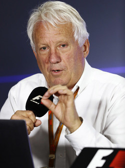 Charlie Whiting, directeur de course de la FIA, lors d'une conférence de presse pour revenir sur la pénalité infligée à Max Verstappen, Red Bull Racing, pour son dépassement hors piste sur Kimi Räikkönen, Ferrari, à Austin