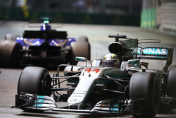 Lewis Hamilton, Mercedes AMG F1 W08 passes the crashed car of Marcus Ericsson, Sauber C36