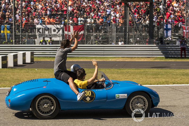 Fernando Alonso, McLaren and Jolyon Palmer, Renault Sport F1 Team on the drivers parade