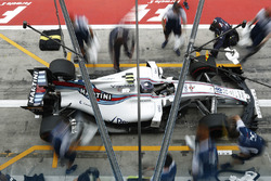 Lance Stroll, Williams FW40, effectue un arrêt au stand