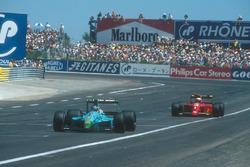 Ivan Capelli, Leyton House CG901 Judd, führt vor Alain Prost, Ferrari 641
