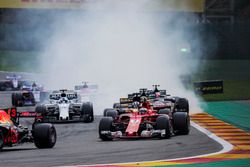 Kimi Raikkonen, Ferrari SF70H, Nico Hulkenberg, Renault Sport F1 Team RS17, Felipe Massa, Williams FW40