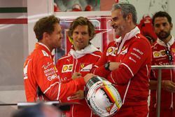 Sebastian Vettel, Ferrari, con su entrenador Antti Kontsas, Maurizio Arrivabene, director de Ferrari