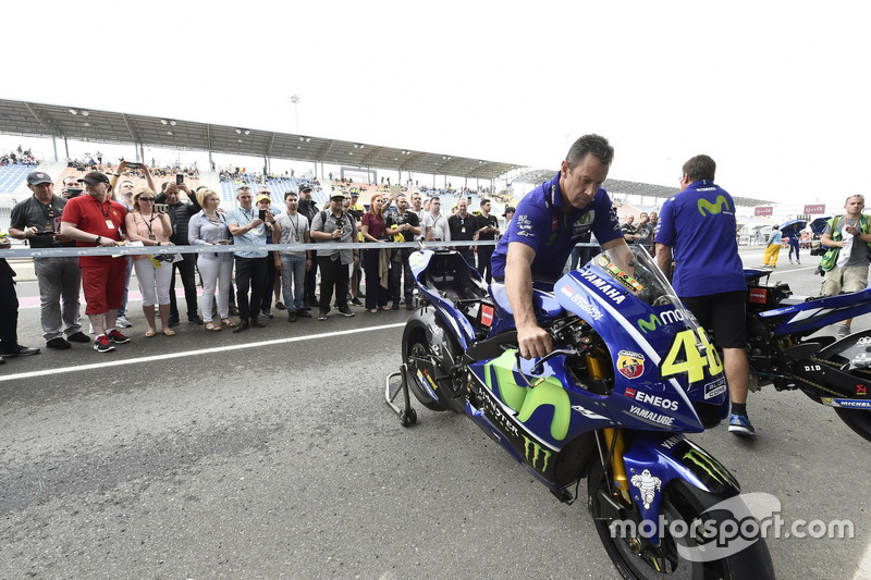 La Yamaha de Valentino Rossi dans la pitlane