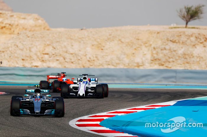 Valtteri Bottas, Mercedes AMG F1 W08, lidera a Felipe Massa, Williams FW40, y Fernando Alonso, McLaren MCL32