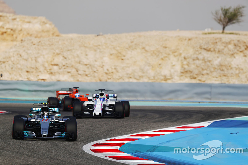 Valtteri Bottas, Mercedes AMG F1 W08, leads Felipe Massa, Williams FW40, and Fernando Alonso, McLaren MCL32