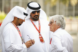 Bernie Ecclestone, président d'honneur de la Formule 1, avec des dignitaires bahreïnis