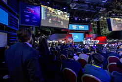 Zak Brown, CEO, Motorsport Network mira la carrera