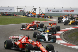 Sebastian Vettel, Ferrari SF70H, voor Valtteri Bottas, Mercedes AMG F1 W08, Daniel Ricciardo, Red Bu