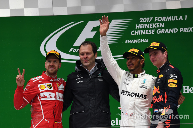 Podio: segundo lugar Sebastian Vettel, Ferrari, Aldo Costa, Mercedes AMG F1 director de ingeniería, ganador de la carrera Lewis Hamilton, Mercedes AMG F1, tercer lugar Max Verstappen, Red Bull Racing