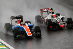 Pascal Wehrlein, Manor Racing MRT05, en Esteban Gutierrez, Haas F1 Team VF-16, in gevecht op Interla