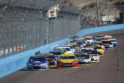 Relance : Alex Bowman, Hendrick Motorsports Chevrolet, Joey Logano, Team Penske Ford lead