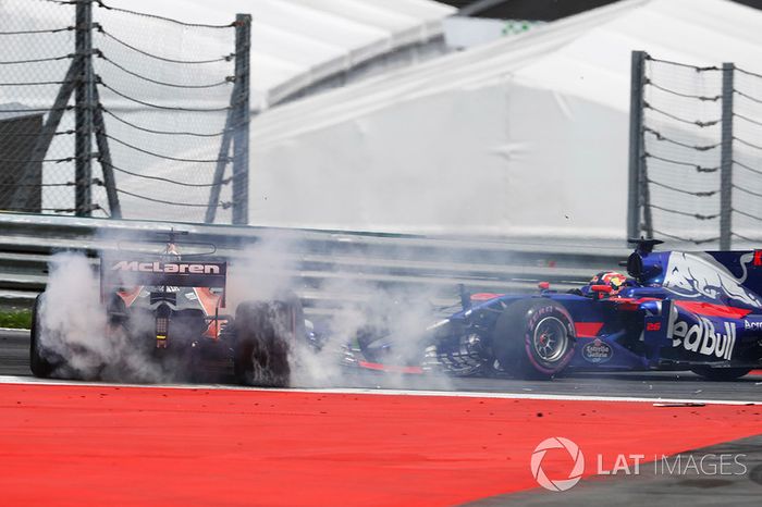 Fernando Alonso, McLaren MCL32 y Daniil Kvyat, Scuderia Toro Rosso STR12 chocan al inicio