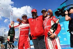 Felix Rosenqvist, Mahindra Racing, Dilbagh Gill y Nick Heidfeld, Mahindra Racing, en el podio