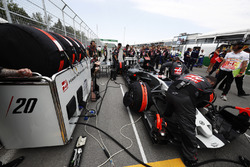 Haas F1 Team engineers prepare the car of Kevin Magnussen, Haas F1 Team VF-17