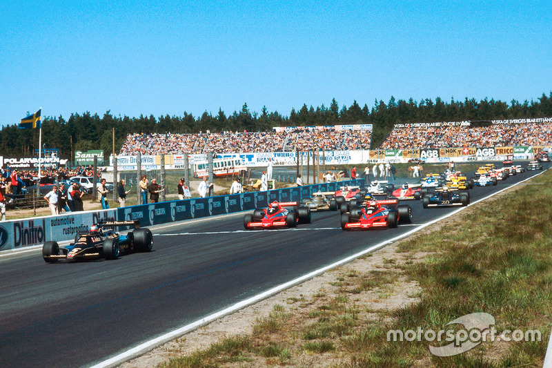 Mario Andretti, Lotus 79 Ford, voor John Watson en Niki Lauda, beiden Brabham BT46B Ford's, tijdens 