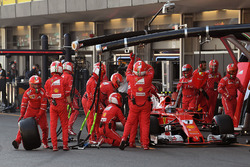 Kimi Raikkonen, Ferrari SF70H pits, con un pinchazo