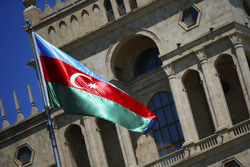 Le drapeau de l'Azerbaïdjan devant un bâtiment historique
