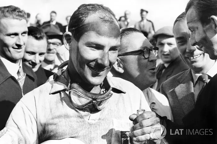 1. Stirling Moss - 16 vitórias