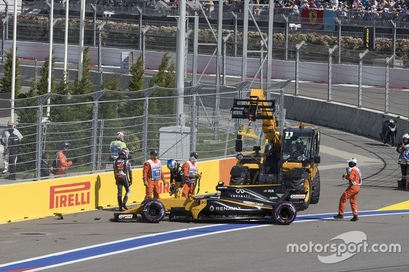 Jolyon Palmer, Renault Sport F1 Team RS17 and Romain Grosjean, Haas F1 Team VF-17 crashed on lap one