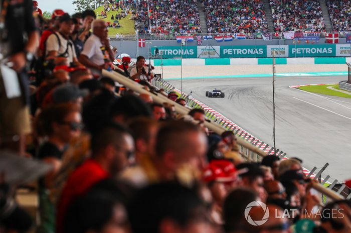 Fans observan la acción