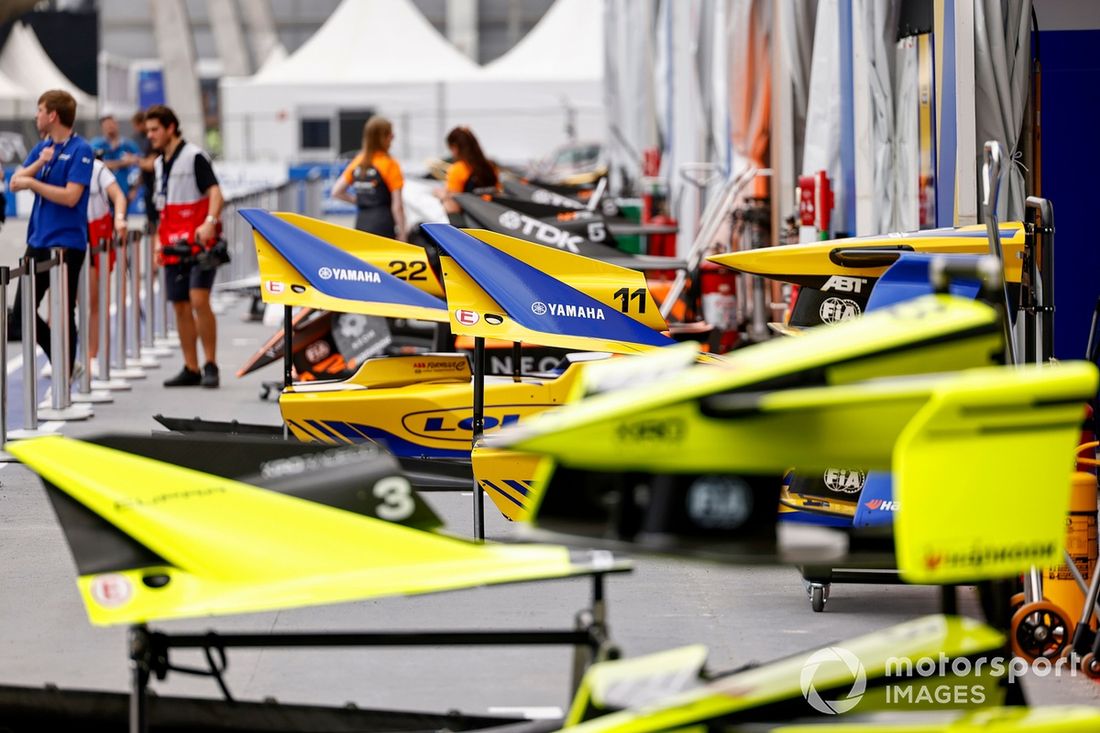 Carrocería del Lola Yamaha ABT Formula E Team Lola-Yamaha T001 en el pit lane