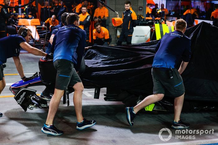 Los mecánicos traen los restos del coche de Franco Colapinto, Williams FW46