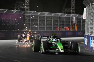 Zhou Guanyu, Stake F1 Team KICK Sauber C44, Sergio Perez, Red Bull Racing RB20