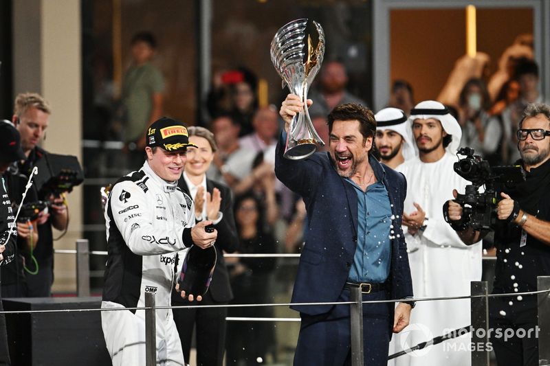 George Russell, Mercedes-AMG F1 Team, Brad Pitt y Javier Bardem graba una escena de la película de la F1 en el podio