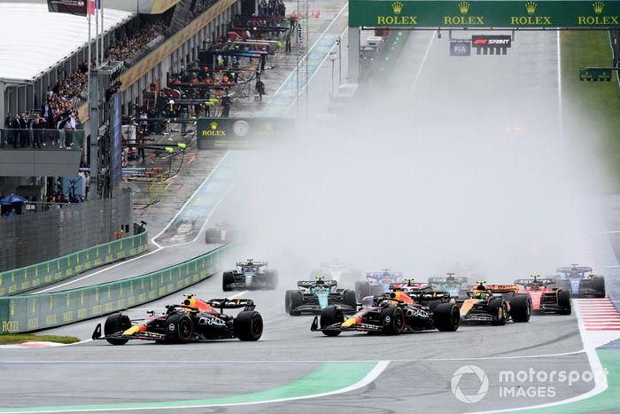 Sergio Pérez, Red Bull Racing RB19, Max Verstappen, Red Bull Racing RB19, Lando Norris, McLaren MCL60, Nico Hulkenberg, Haas VF-23, Fernando Alonso, Aston Martin AMR23, el resto de la parrilla al inicio del Sprint.
