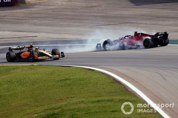 Lando Norris, McLaren MCL36, Charles Leclerc, Ferrari F1-75, chocan, provocando un trompo