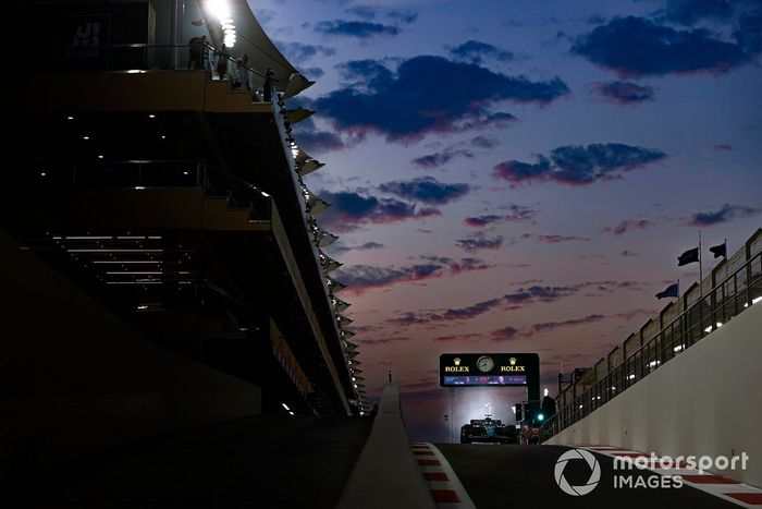 Sebastian Vettel, Aston Martin AMR22, entra en el túnel del pit lane
