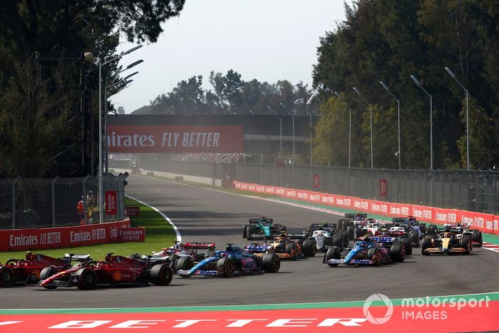 Carlos Sainz, Ferrari F1-75, Charles Leclerc, Ferrari F1-75, Valtteri Bottas, Alfa Romeo C42, Fernando Alonso, Alpine A522, Lando Norris, McLaren MCL36, el resto en la salida