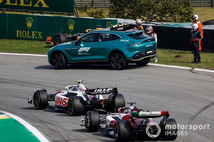 Daniel Ricciardo, McLaren, Kevin Magnussen, Haas F1 Team, son recogidos por el Medical Car