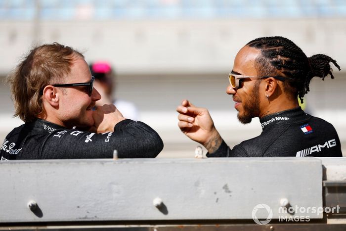 Valtteri Bottas, Alfa Romeo F1 Team, habla con Lewis Hamilton, Mercedes-AMG
