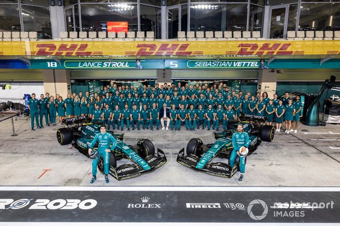 Sebastian Vettel, Aston Martin y Lance Stroll, Aston Martin, con el equipo