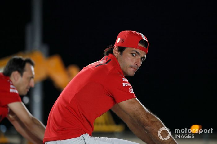 Carlos Sainz Jr., Ferrari recorre la pista en bicicleta