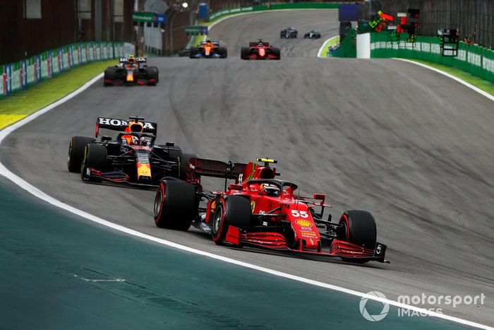 Carlos Sainz Jr., Ferrari SF21, Max Verstappen, Red Bull Racing RB16B, y Sergio Pérez, Red Bull Racing RB16B