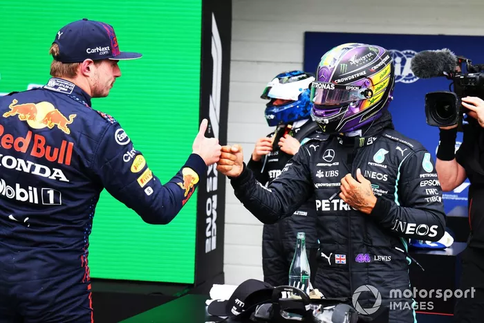 Segundo puesto Max Verstappen, Red Bull Racing, felicita al ganador de la pole de la carrera sprint, Lewis Hamilton, Mercedes, en el Parc Ferme