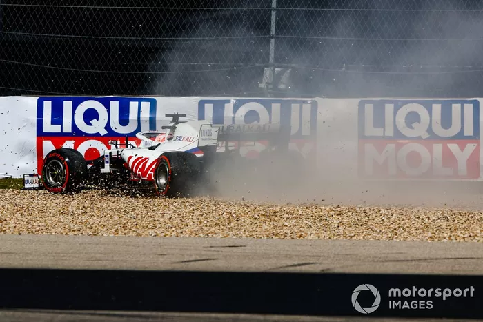 Nikita Mazepin, Haas VF-21 hace un trompo