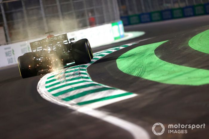 Las chispas salen del coche de Lewis Hamilton, Mercedes W12