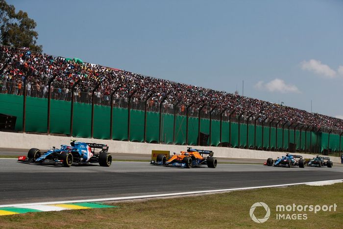 Esteban Ocon, Alpine A521, Daniel Ricciardo, McLaren MCL35M, y Fernando Alonso, Alpine A521