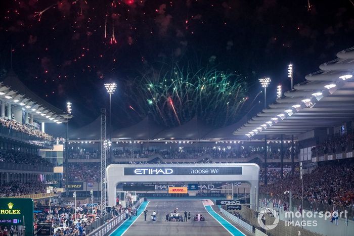 Los fuegos artificiales iluminan el cielo al final de la carrera mientras Max Verstappen, Red Bull Racing RB16B, Carlos Sainz Jr., Ferrari SF21 llegan a la meta