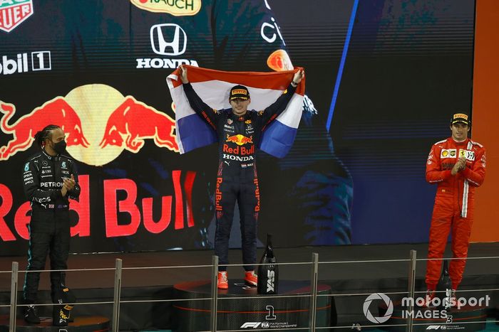 Podio: ganador y campeón Max Verstappen, Red Bull Racing, segundo lugar Lewis Hamilton, Mercedes, tercer lugar Carlos Sainz Jr., Ferrari